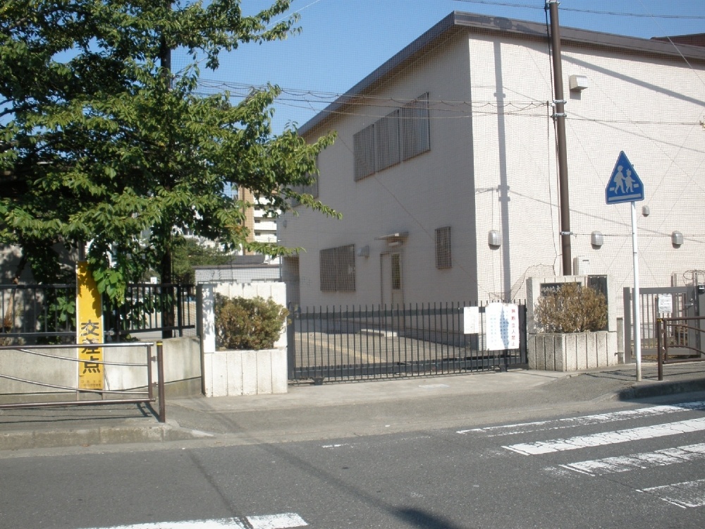 Primary school. 328m up to municipal Oshima Elementary School (elementary school)
