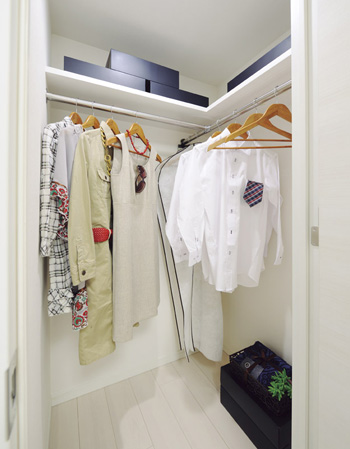 Receipt.  [Walk-in closet] Since the excellent storage capacity for large size, In display sense, You can beautifully housed as select shop.