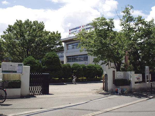 Surrounding environment. Kawasaki junior high school (8-minute walk, About 640m)