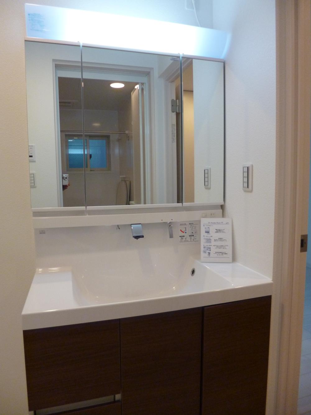 Wash basin, toilet. Indoor (12 May 2013) Shooting