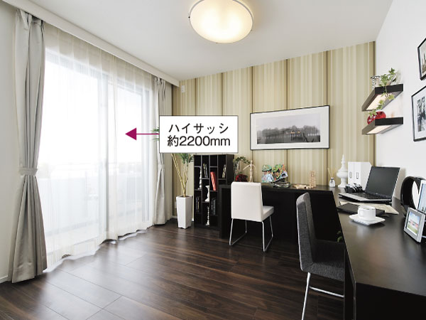 Living.  [living ・ dining] Bright room in Haisasshi a height of about 2200mm, which can be achieved by reverse beam method. Living between the continuance of Western-style is to open workstations and removed the wall.