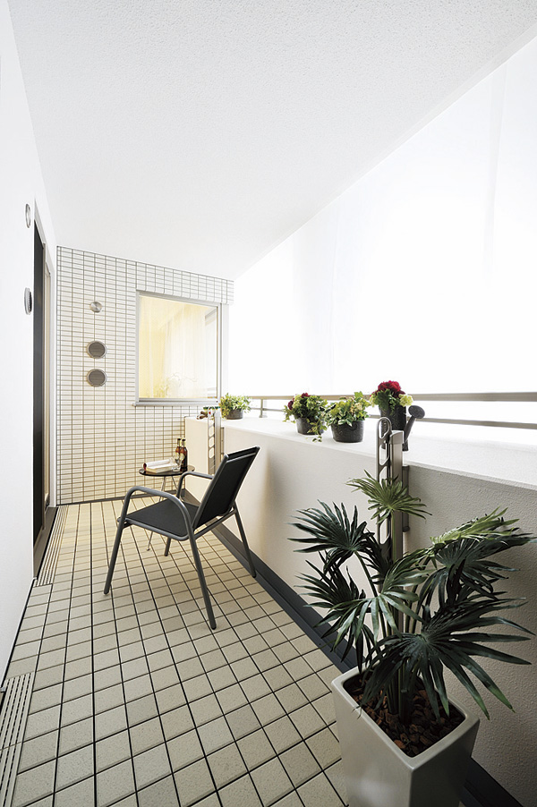 Interior.  [balcony] Spacious balcony, Place the gardening space and chairs can be used widely, such as the space where you can enjoy the open-air. Since the full stand-alone are also considered to privacy.