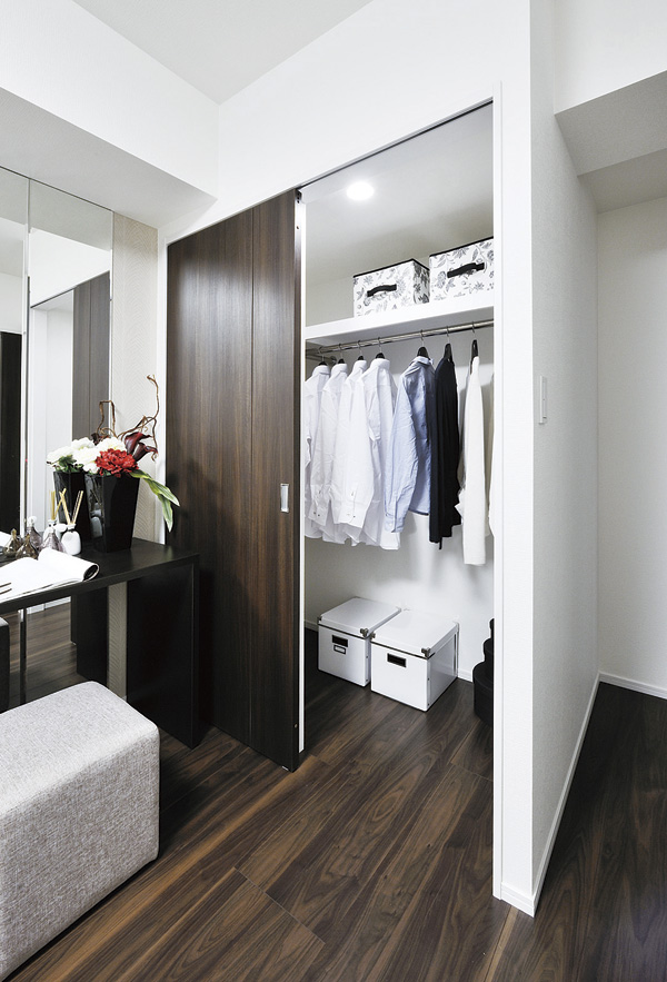 Interior.  [Walk-in closet] Walk-in closet can be stored together the husband and wife of clothing. There is no need to put such as large pieces of furniture, You can use To spacious rooms.