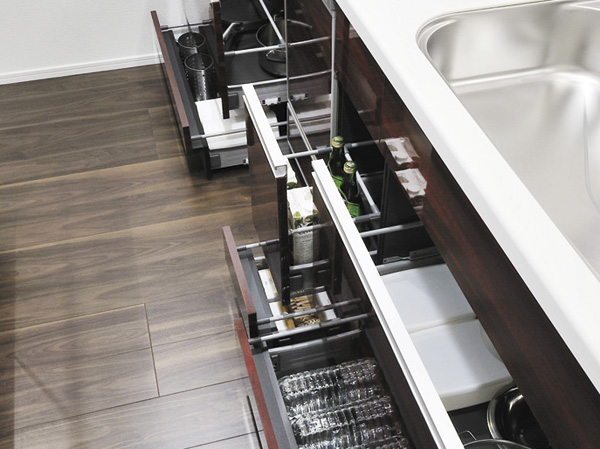 Kitchen.  [Sliding storage (with a soft close function)] Adopt the easy put away easily taken out sliding storage. It is software with close function to reduce the impact at the time of opening and closing.