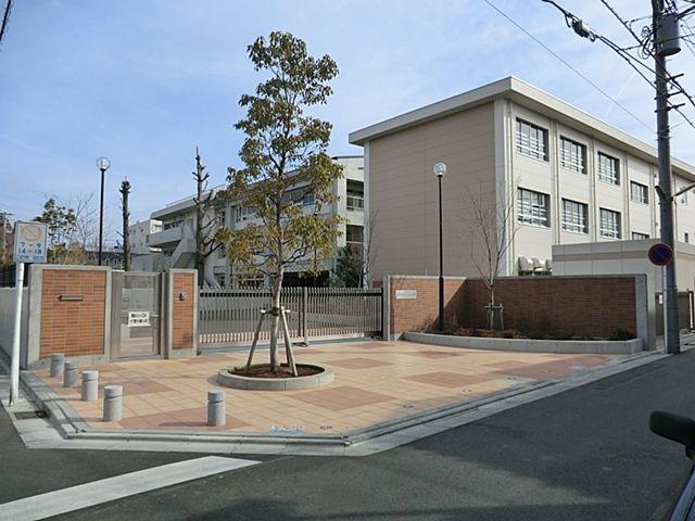 Primary school. 880m to Sakura