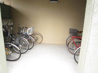 Other common areas. Is a parking lot with a roof ☆ There is also bike storage.