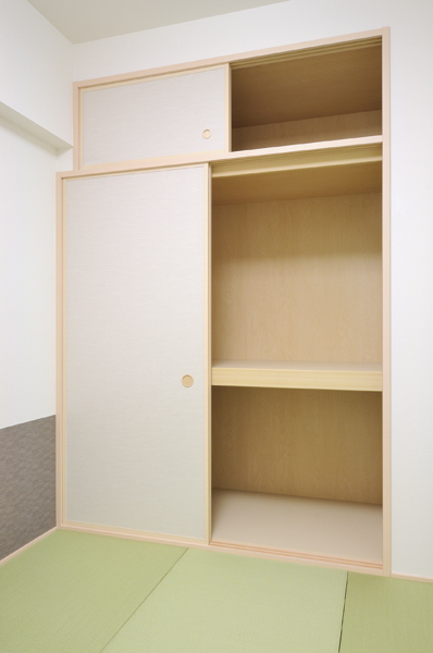 Closet, such as the clean bedding Maeru for guests