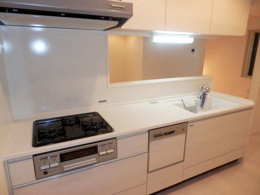 Same specifications photo (kitchen). Also spacious cooking space in the kitchen with a dishwasher! Excellent usability in soft clothing storage! (The company specification example)