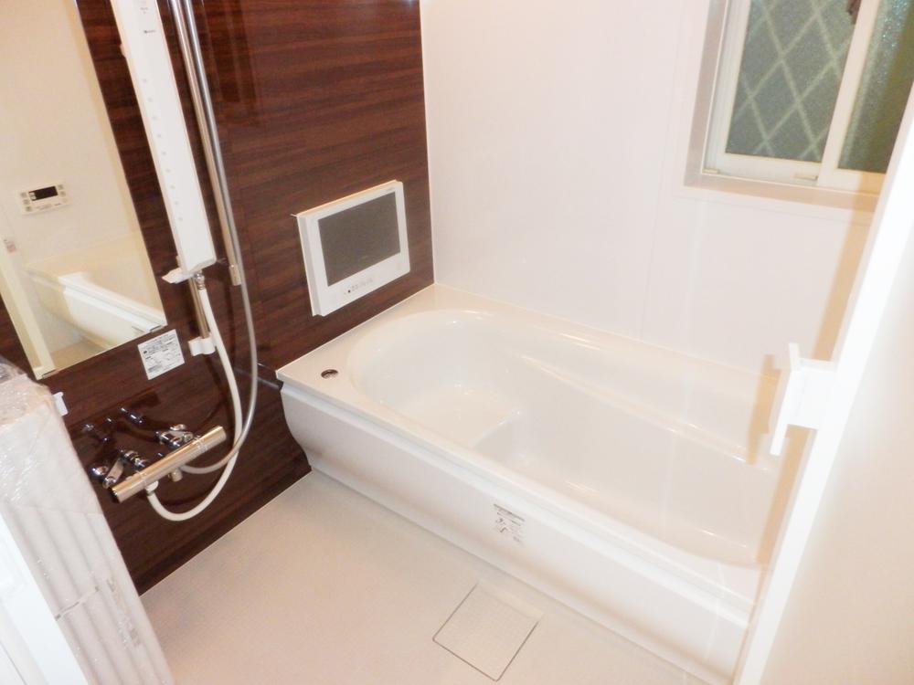 Same specifications photo (bathroom). Comfortably spend the bus time in with the bathroom TV (company specification example)