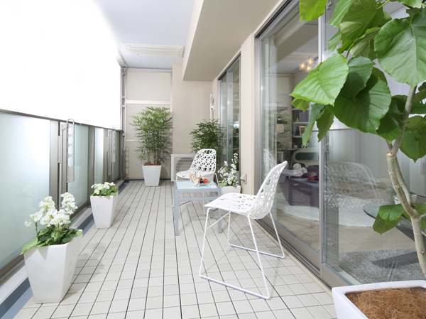 Living.  [balcony] Adopt a light abundantly glass balcony railing rear, Open balcony sash height 2000㎜ is, It has achieved a bright living space.