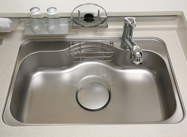 Kitchen.  [Quiet sink] By covering the back of the sink in the damping material, Ya bounce sound when the flow of hot water, To reduce the water splashing sound.