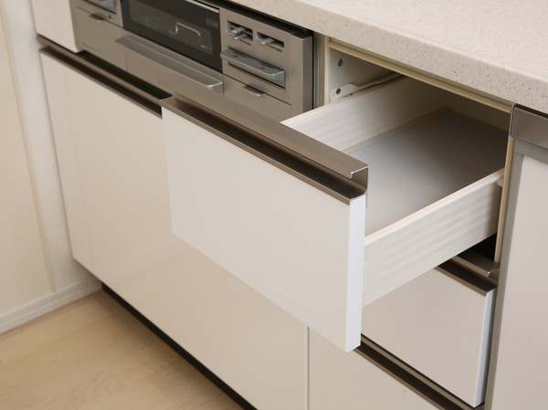 Kitchen.  [Bull motion function] Automatically takes a brake when closing the drawer, It was equipped with a slowly closing function.