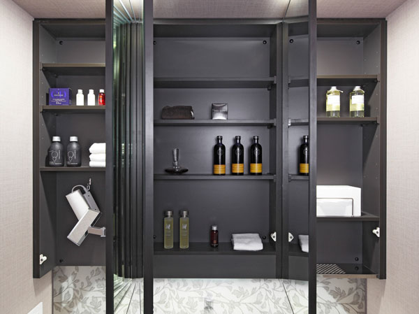 Bathing-wash room.  [Three-sided mirror housing] The three-sided mirror back has secured storage space for cosmetics and accessories can be organized and clean.