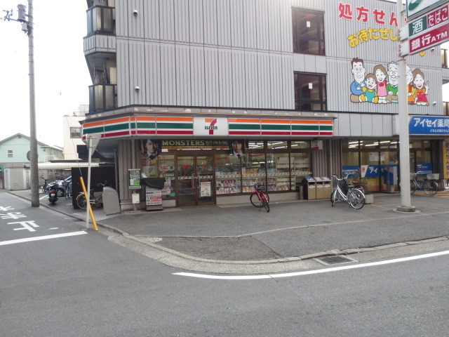 Convenience store. 250m to Seven-Eleven (convenience store)