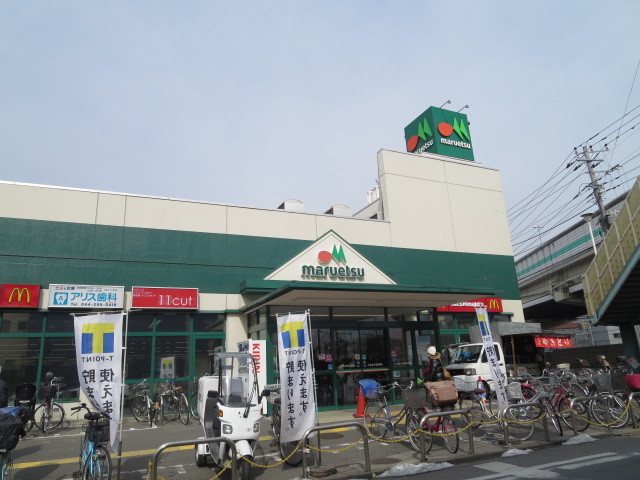 Supermarket. 400m until Maruetsu (super)