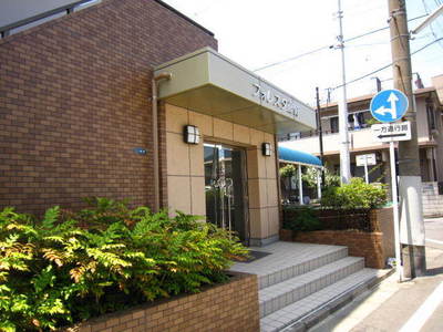 lobby. Bright entrance facing the street