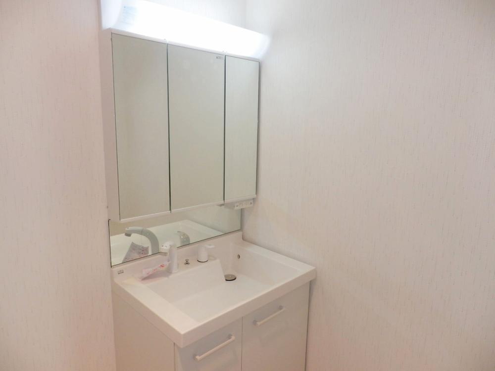 Wash basin, toilet. Indoor (December 16, 2013) Shooting