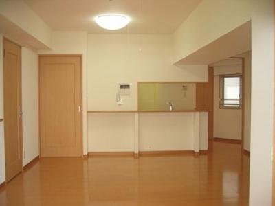 Living.  [living] Living-dining kitchen of the two-sided lighting is good per yang