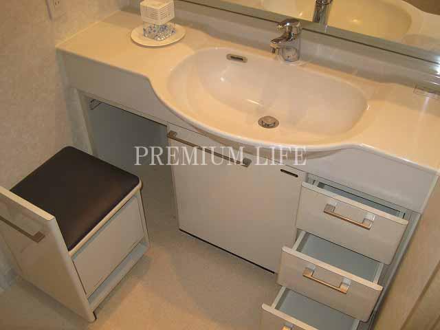 Wash basin, toilet.  [Bathroom vanity] Spacious easy-to-use powder room glad to women.