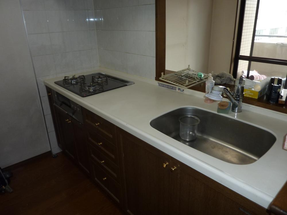 Kitchen. Living will foresee at the counter kitchen.