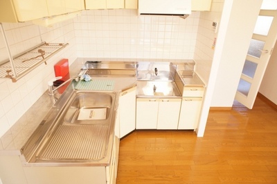 Kitchen. Easy to use, L is shaped kitchen. 