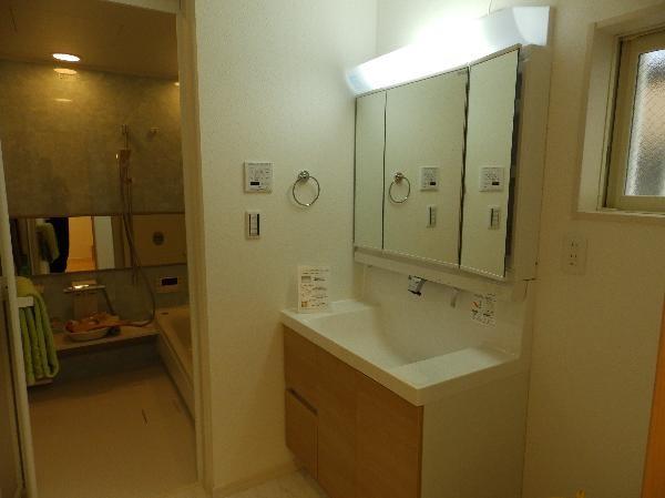 Wash basin, toilet. Shampoo dresser