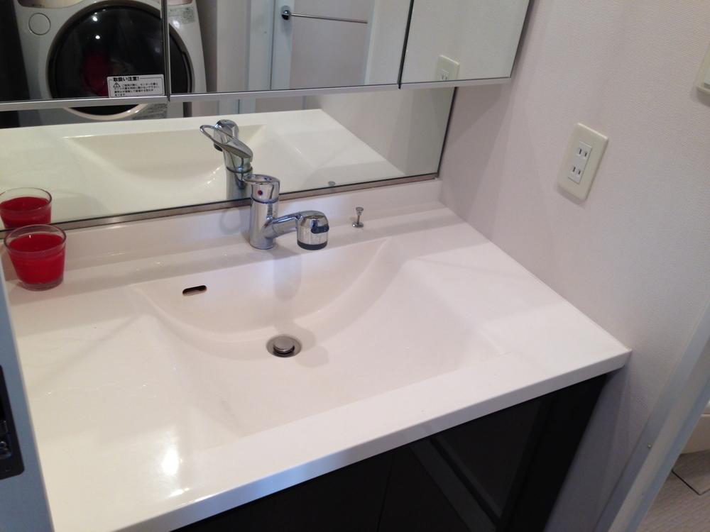 Wash basin, toilet. Wash basin with a three-sided mirror housing