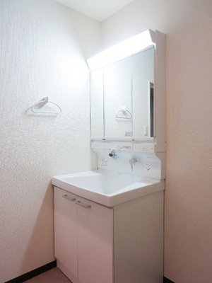 Washroom. New shampoo dresser. It is a three-sided mirror ☆ 