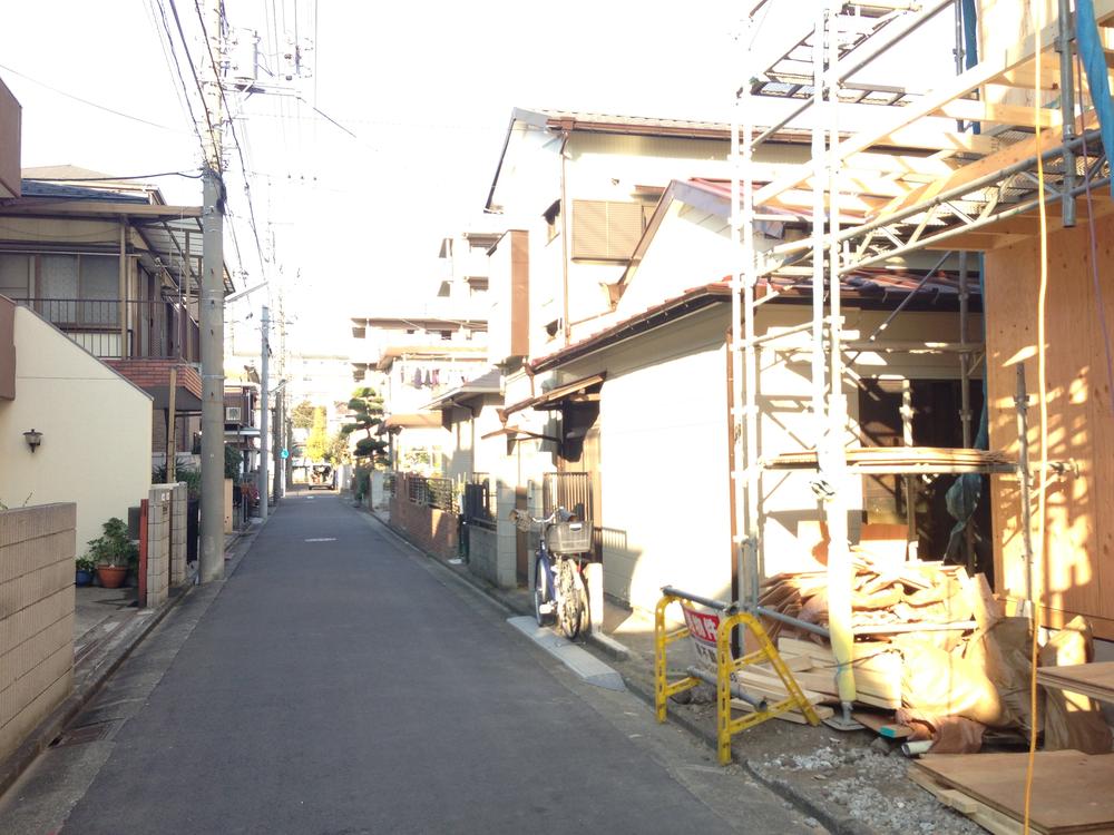 Local photos, including front road. Garage is also happy to because it vacant 1.5m from the road to the building!
