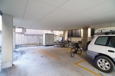 Other common areas. 1F parking. It will be parked the bike in the back of the parking lot. 
