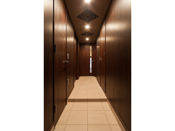 Other.  [Entrance hallway] Entrance, The Italian porcelain tile of 30cm angle in the hallway of the floor, The wall has a design wall of woodgrain and the standard specification. (E type same specifications)