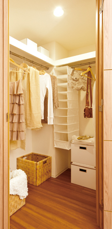 Receipt.  [Walk-in closet] Organize together and the whole family of clothing ・ Tidy can, It is the storage space of large capacity. (Same specifications)