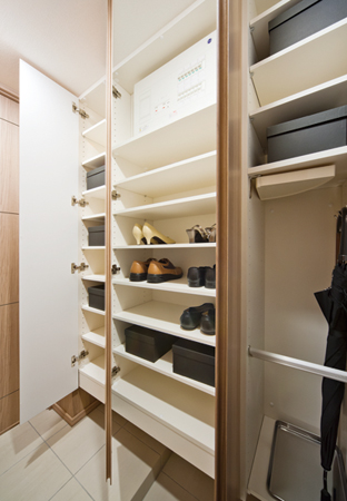 Receipt.  [Shoes-in closet] Not only shoes, Umbrella or stroller, It is a convenient large entrance storage space for storage, such as a golf bag. (Same specifications)