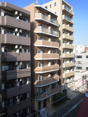 Building appearance. Located in Kawasaki Station, 10-storey apartment. 