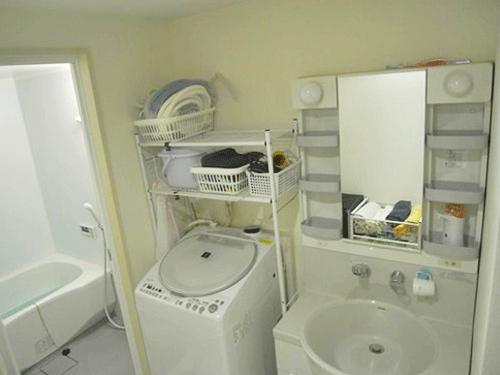 Wash basin, toilet. Wash basin ・ Laundry Area