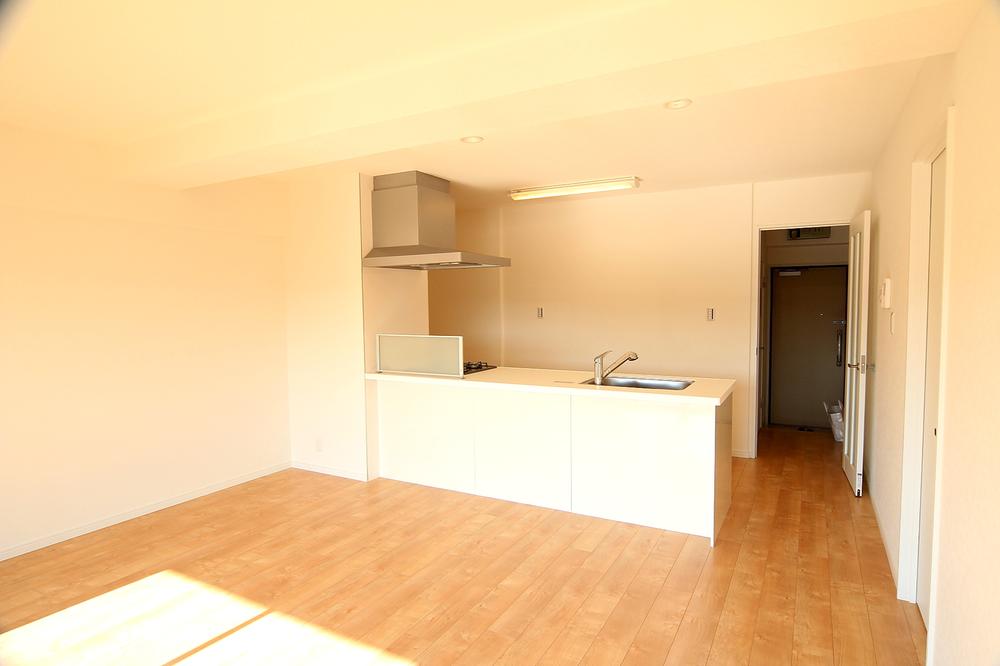 Living. Full open counter-type kitchen! It bounces also conversation with the family there is a feeling of opening