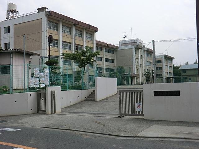 Junior high school. 535m to the Kawasaki Municipal Inukura junior high school