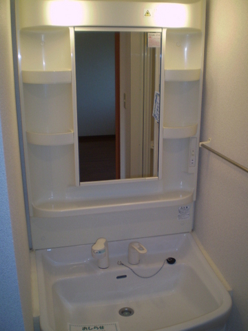 Washroom. Yes with storage mirror