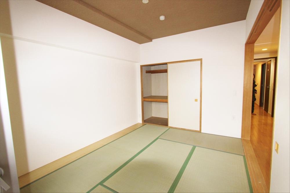 Non-living room. Next to the LD is Japanese-style room. Reform is settled!