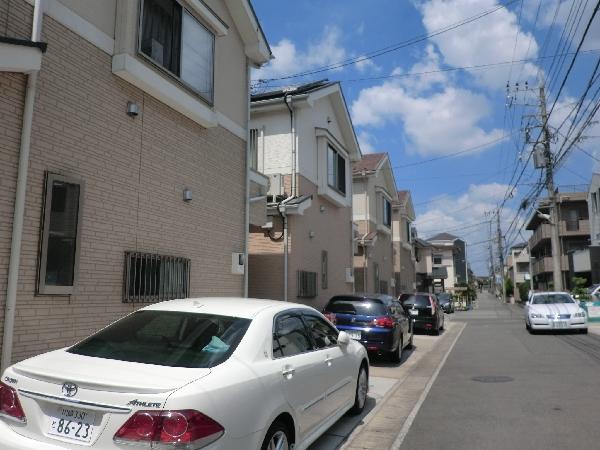 Streets around. 100m neighborhood houses to neighborhood houses
