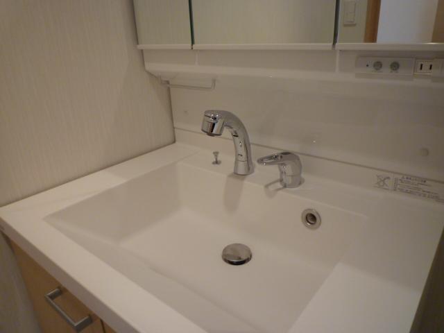 Same specifications photos (Other introspection). Washstand of triple mirror type is easier than ever with the cleaning has become a shower