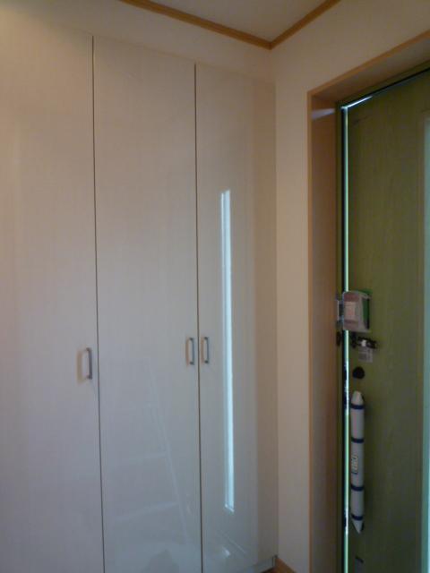 Same specifications photos (Other introspection). It is also solid front door storage