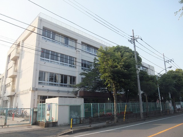 Primary school. 411m to Kawasaki Tateno River Elementary School (elementary school)