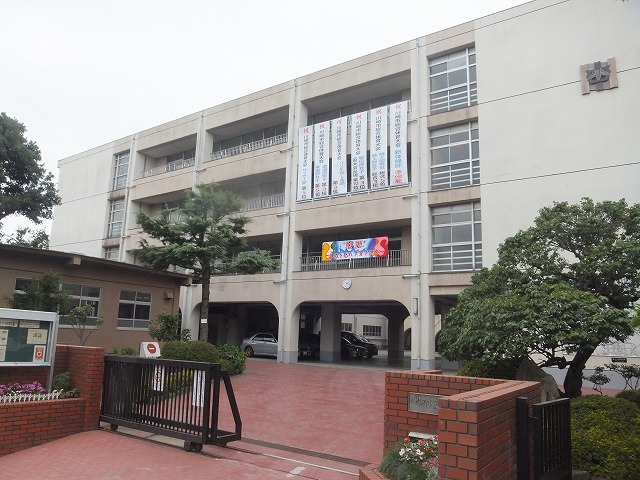 Junior high school. 185m to Kawasaki Tateno River junior high school (junior high school)