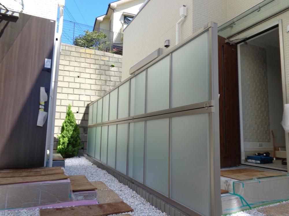 Local appearance photo. Entrance entrance was placed blindfolded fence where the light enters in consideration to privacy