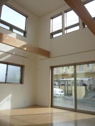 Local appearance photo. Living dining atrium (2013 November 28 shooting) of the ceiling height about 5.3m Fukinuki