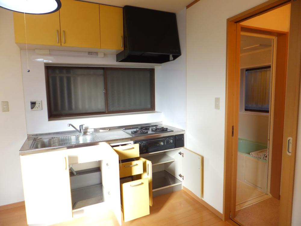 Kitchen. System kitchen, While enjoying the conversation with family, You can cook.