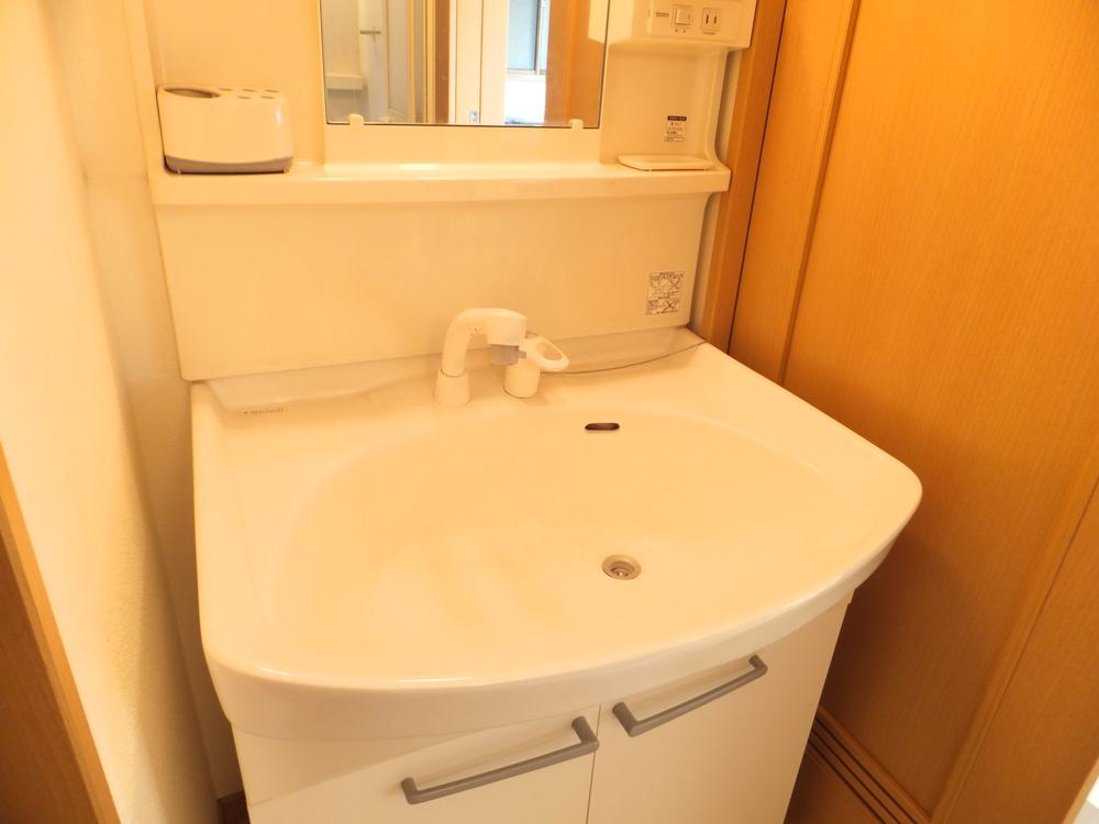 Wash basin, toilet. A shower. Dressing also determines Bishittto.