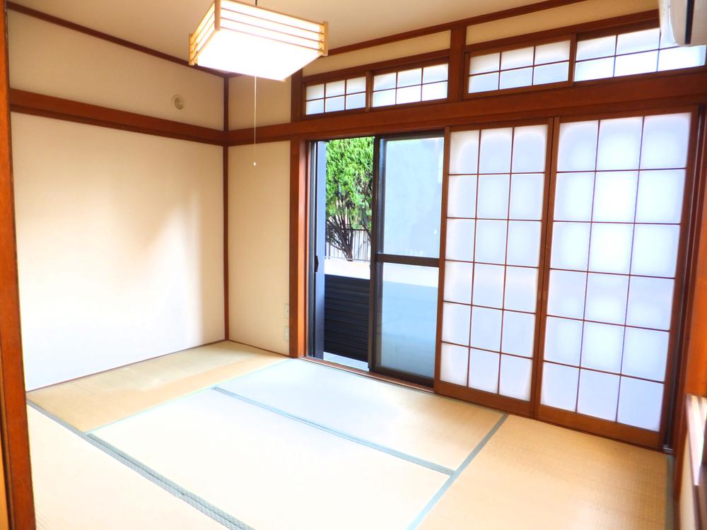Non-living room. Bright Japanese-style room that fits the kotatsu.