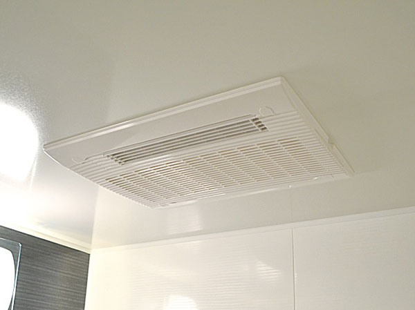 Bathing-wash room.  [Bathroom ventilation heating dryer]  Standard equipped with a bathroom ventilation heating dryer to support comfortable living throughout the year.